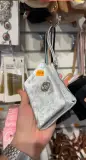 Pochette zippée en cuir avec dragonne et fermoir strassé