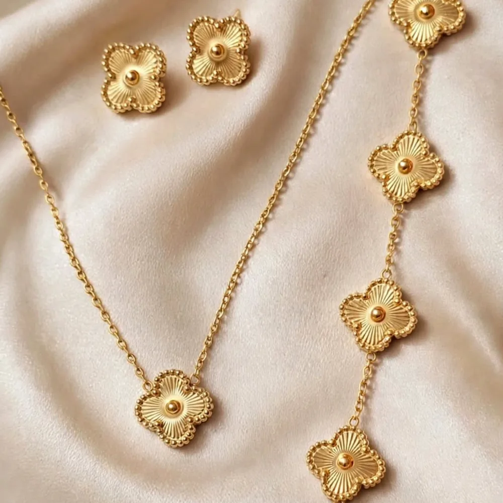 Parure 3 pièces : boucles d’oreilles, collier et gourmette