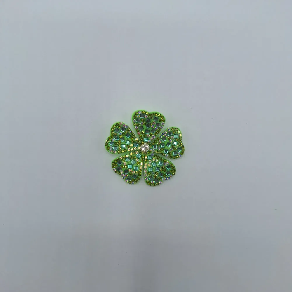 Fleur avec strass
