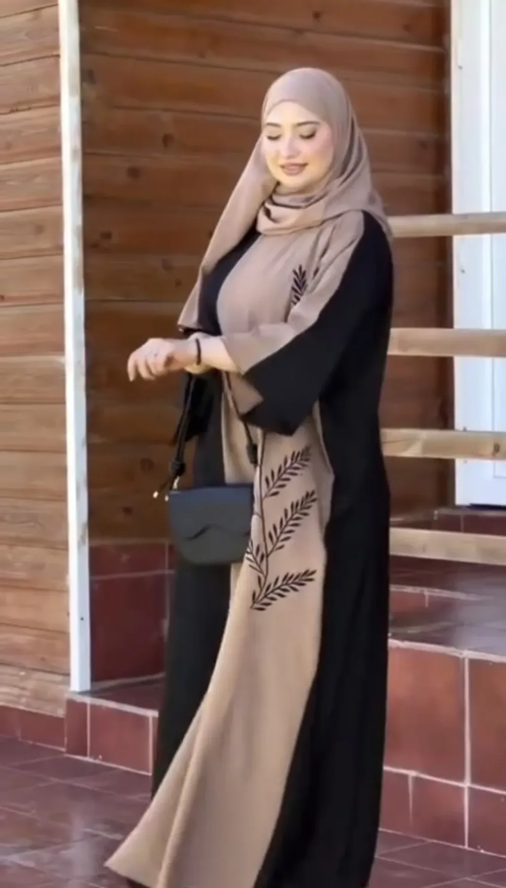 عباءة «غصن الأناقة» الفاخرة –
