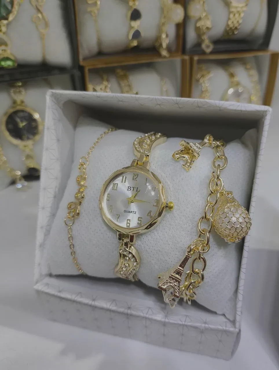 ساعة نساء مع اكسسوارات