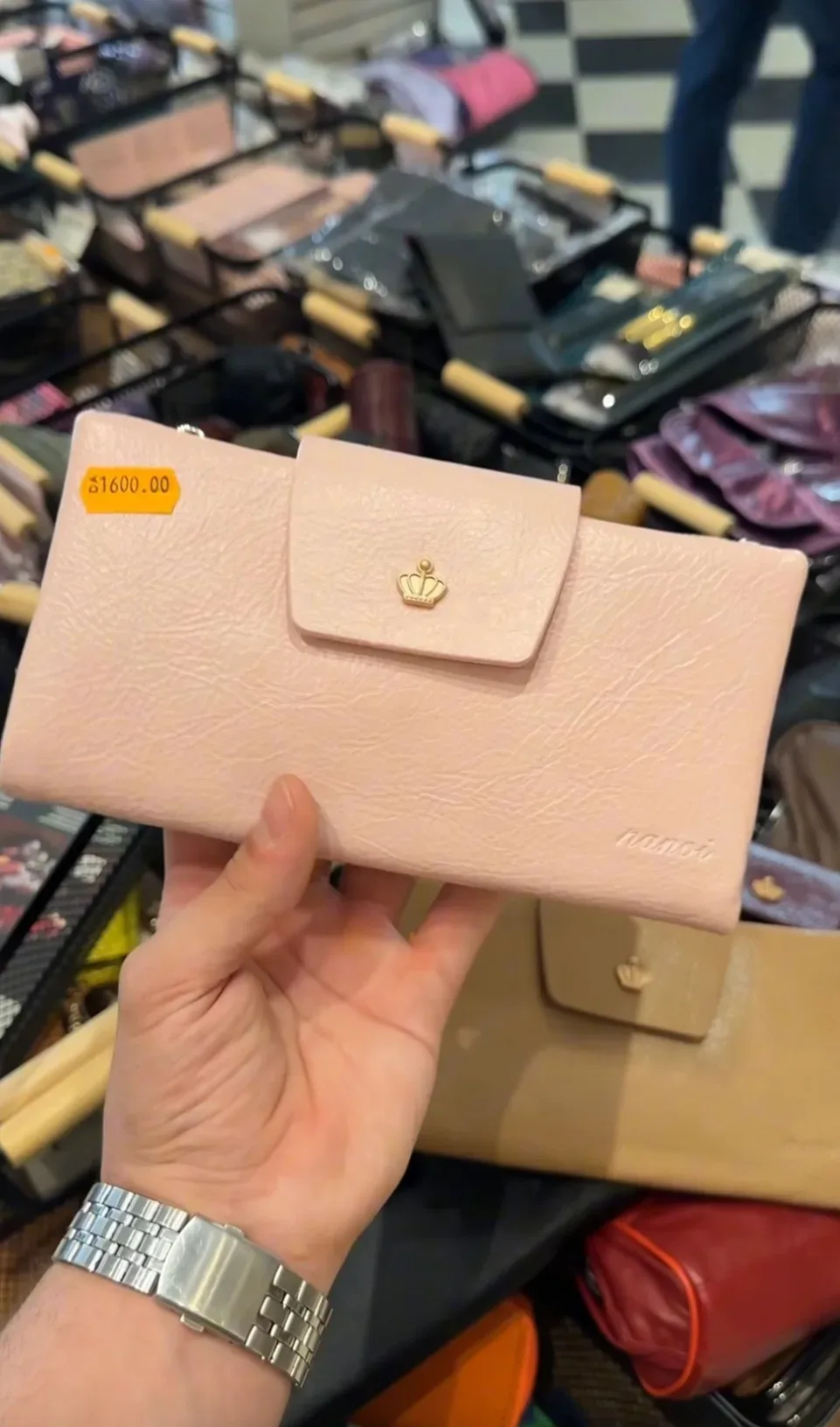 Portefeuille en cuir froissé avec rabat couronne dorée