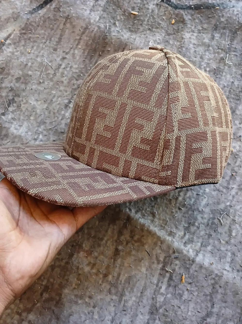 Cap fendi plat