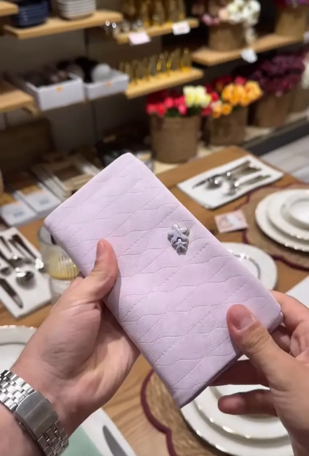 Portefeuille matelassé en cuir avec bouton fleur