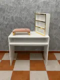 Table d'Onglerie Simple avec Présentoir - طابلة مانيكير بسيطة مع بريزونتوار