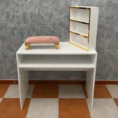 Table d'Onglerie Simple avec Présentoir - طابلة مانيكير بسيطة مع بريزونتوار