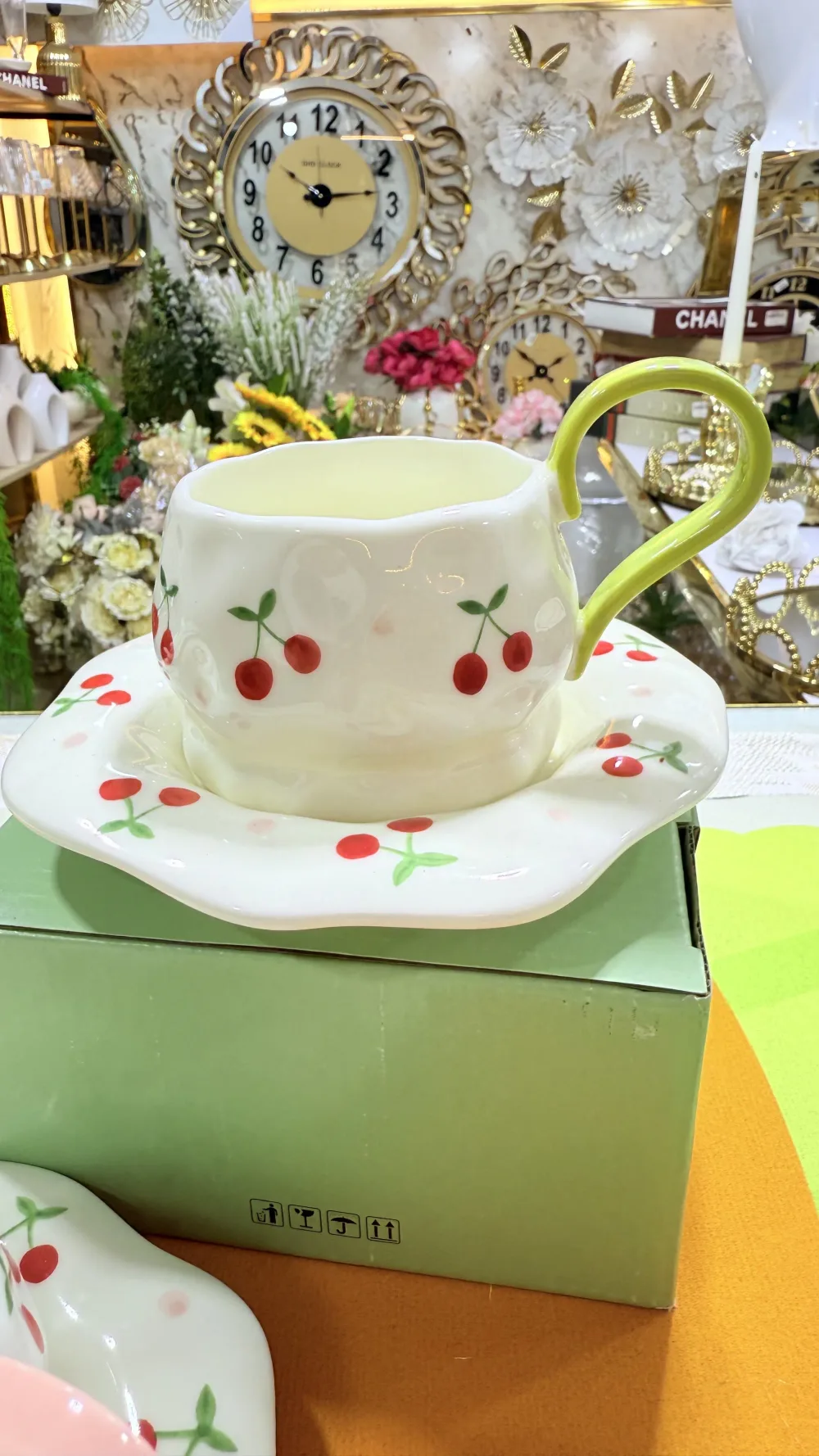 Tasse avec soucoupe en forme de fleur – Motif cerises 🍒