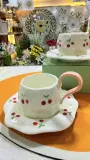 Tasse avec soucoupe en forme de fleur – Motif cerises 🍒