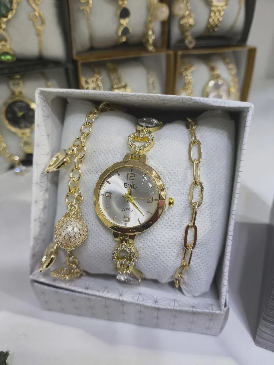 ساعة نساء مع اكسسوارات