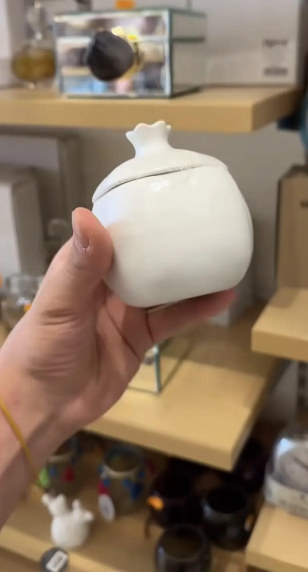 Pot en Céramique Forme Grenade – Édition Élégance