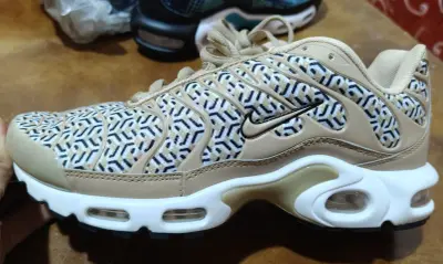 Nike Air Max Plus TN — بيج بنقش