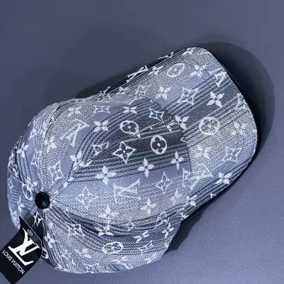 كاسكيطة لويس فويتون Louis Vuitton رمادي فاتح