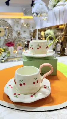 Tasse avec soucoupe en forme de fleur – Motif cerises 🍒