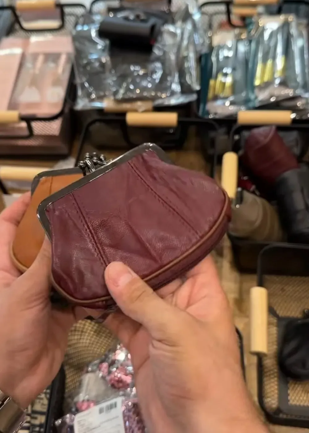 Porte-monnaie en cuir véritable, fermoir clic-clac et poche zippée
