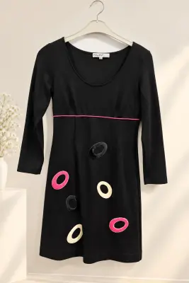 Tunique noire à motifs graphiques colorés – PIÙ & PIÙ