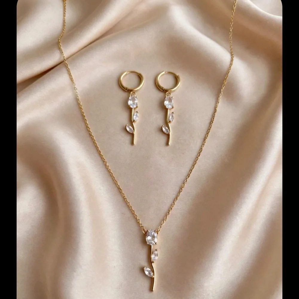 Ensemble collier et boucles à pierres roses