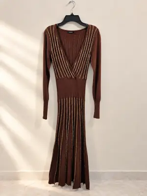 Robe longue en maille marron à détails dorés – Morgan