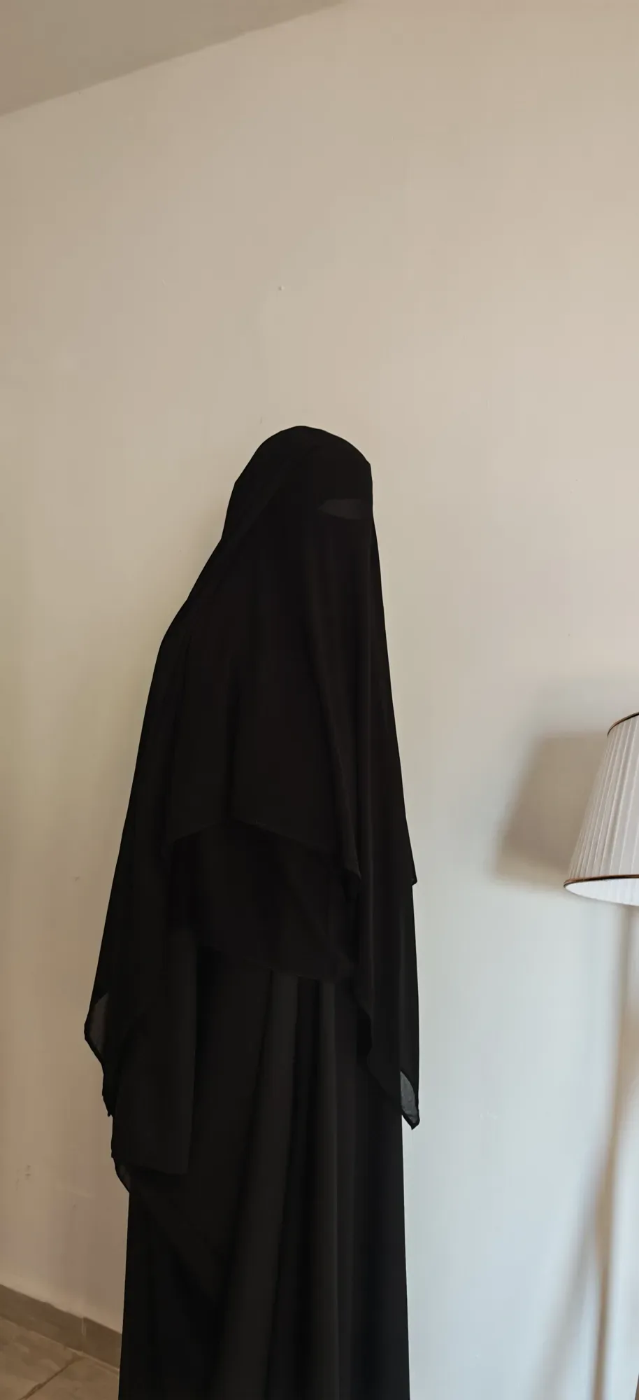 ستار عملاق بدون تينده بالخيط بين العينين
