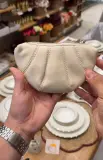 Pochette croissant en cuir plissé