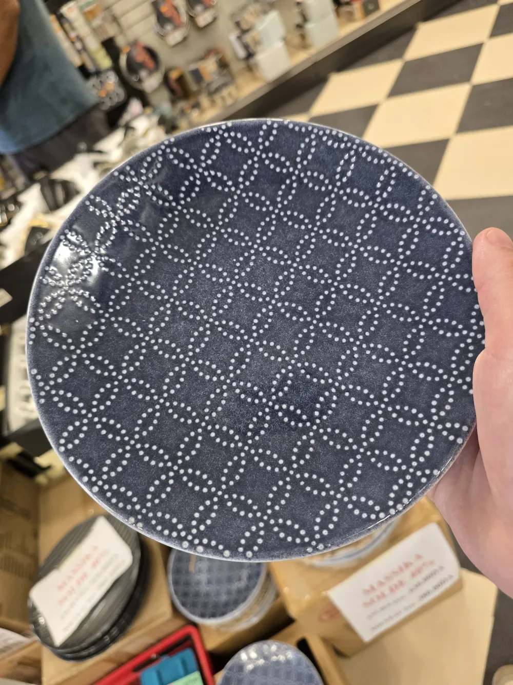 Assiette en céramique bleue "SG" à motif pointillé style batik