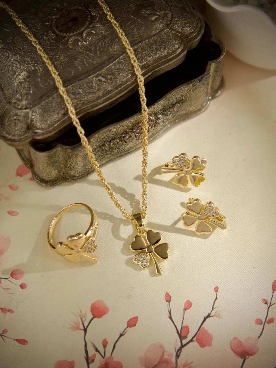 طقم بارير زهرة النفل  (Four-Leaf Clover Jewelry Set)  بلمسة فاخرة