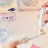 Brosse à dents avec compartiment, dentifrice