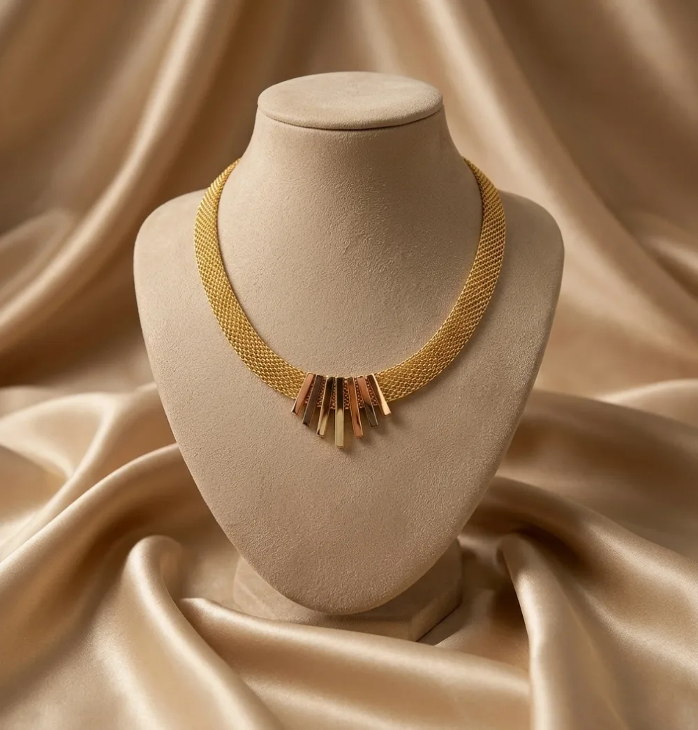 عقد شبكي ذهبي – بتفاصيل ثلاثية الألوان   Collier maille milanaise en or – Pampilles tricolores