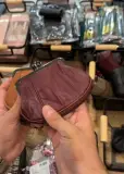 Porte-monnaie en cuir véritable, fermoir clic-clac et poche zippée