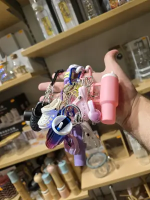 Porte-clés miniatures Tumbler, Crocs & Casque – Trio Lifestyle