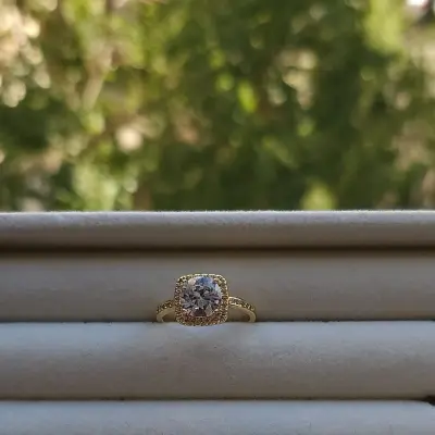 Bague marquise à halo