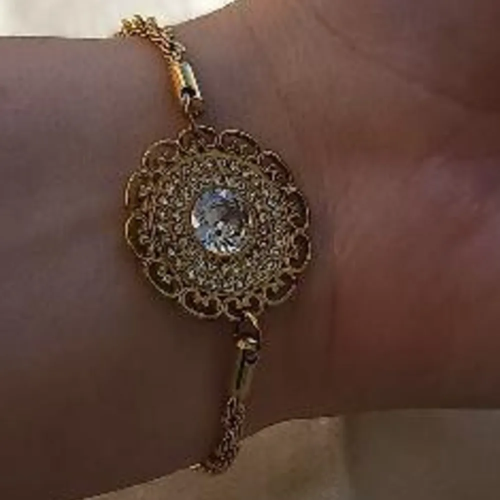 Bracelet médaillon floral serti