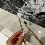Brosse à dents doré