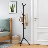 علاقة ملابس أرضية مودرن بتصميم شجرة بقاعدة ثلاثية متينة