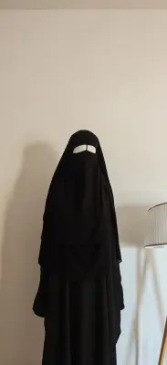 ستار عملاق بدون تينده بالخيط بين العينين