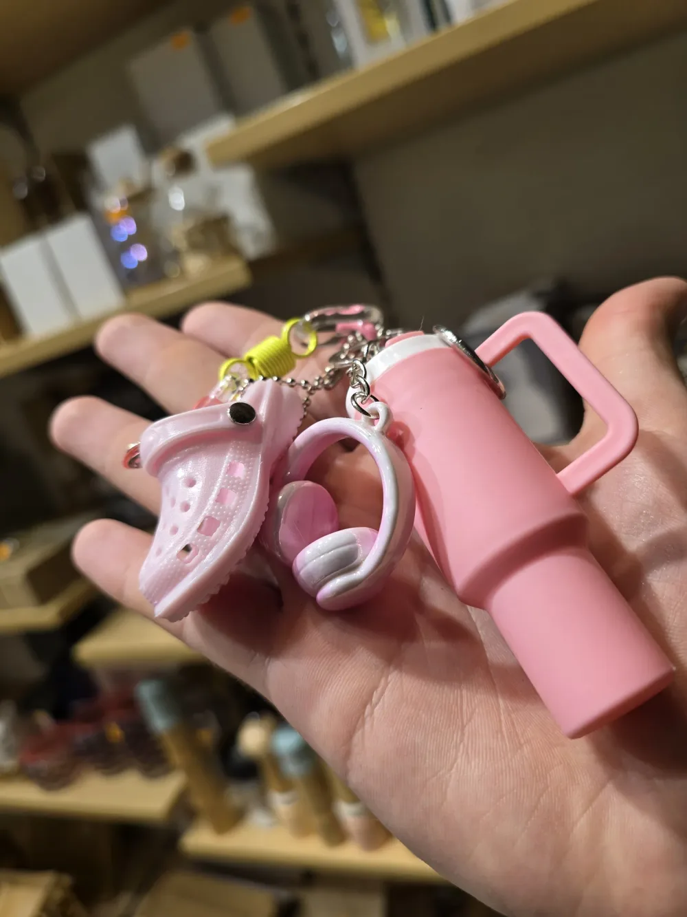 Porte-clés miniatures Tumbler, Crocs & Casque – Trio Lifestyle