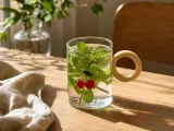 DESCREPTION  🍒 Verres en Verre Transparent avec Anse en Bois - Motif Cerises