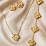 Parure 3 pièces : boucles d’oreilles, collier et gourmette