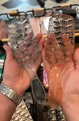 Brosse à cheveux démêlante translucide effet pailleté