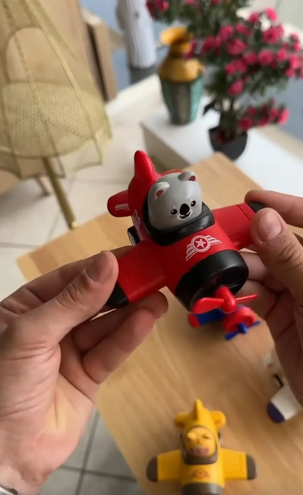 Petit avion jouet avec figurine animal pilote – hélice rotative