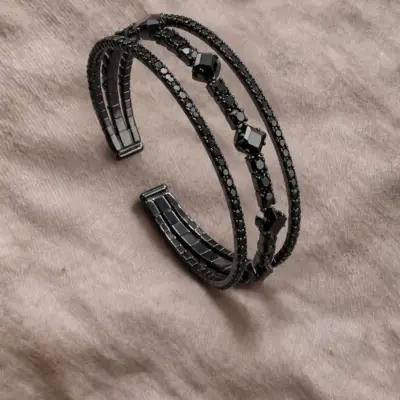 Bracelet extensible noir à trois rangs