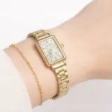ساعة ذهبية بتصميم مستطيل كلاسيكي لمسة من الرقي العصري