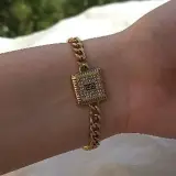 Bracelet gourmette à médaillon géométrique