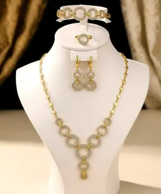 Parure de Bijoux "Cercles Infinis" (4 Pièces) – Cascade de Cristaux Dorée