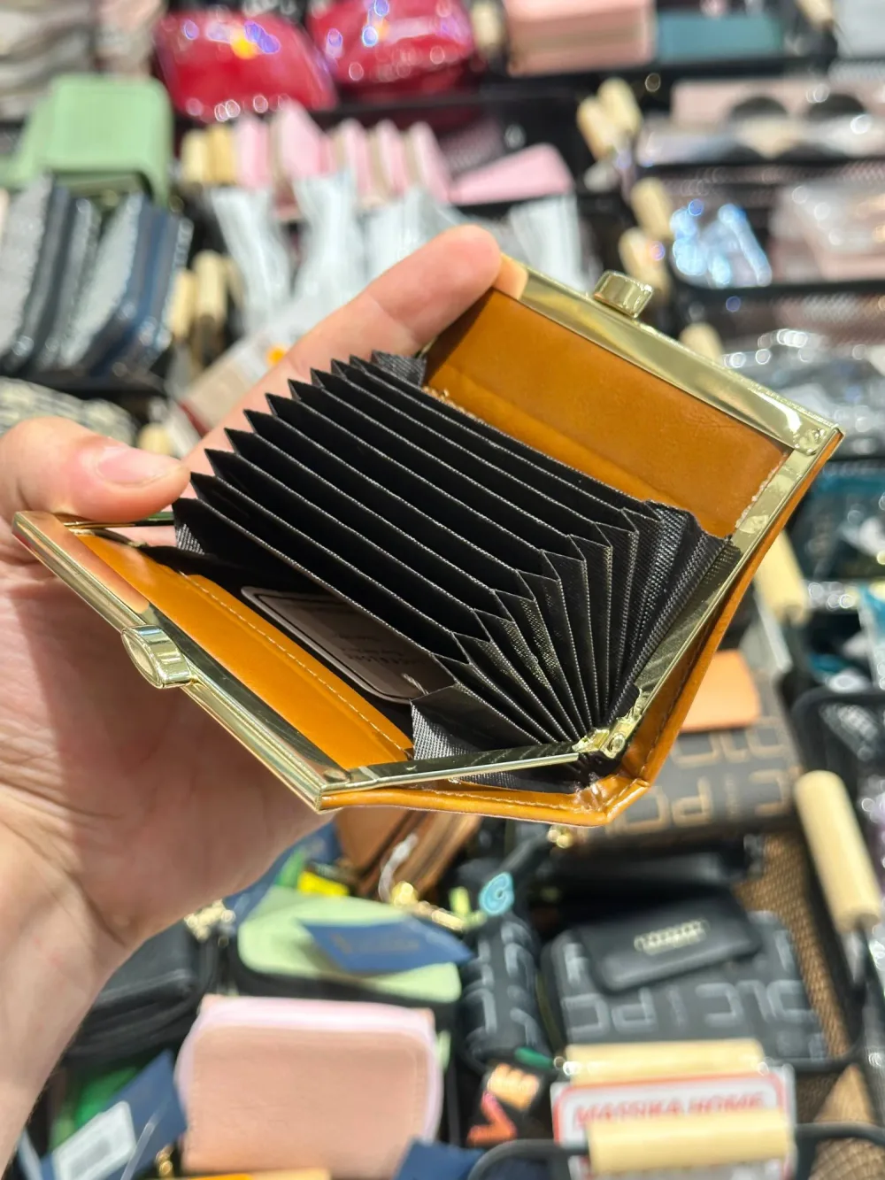 👛 Portefeuille Compact Fermoir Doré – Lace & Lore