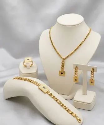 Parure Minimaliste "Carré Couture" (4 Pièces) – Fine Maille Gourmette & Blason Noir