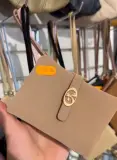Portefeuille en cuir texturé avec fermoir nœud doré