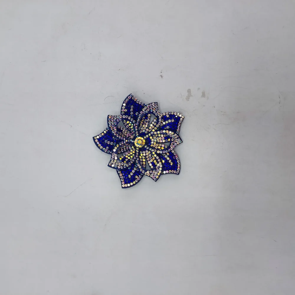 Fleur avec strass