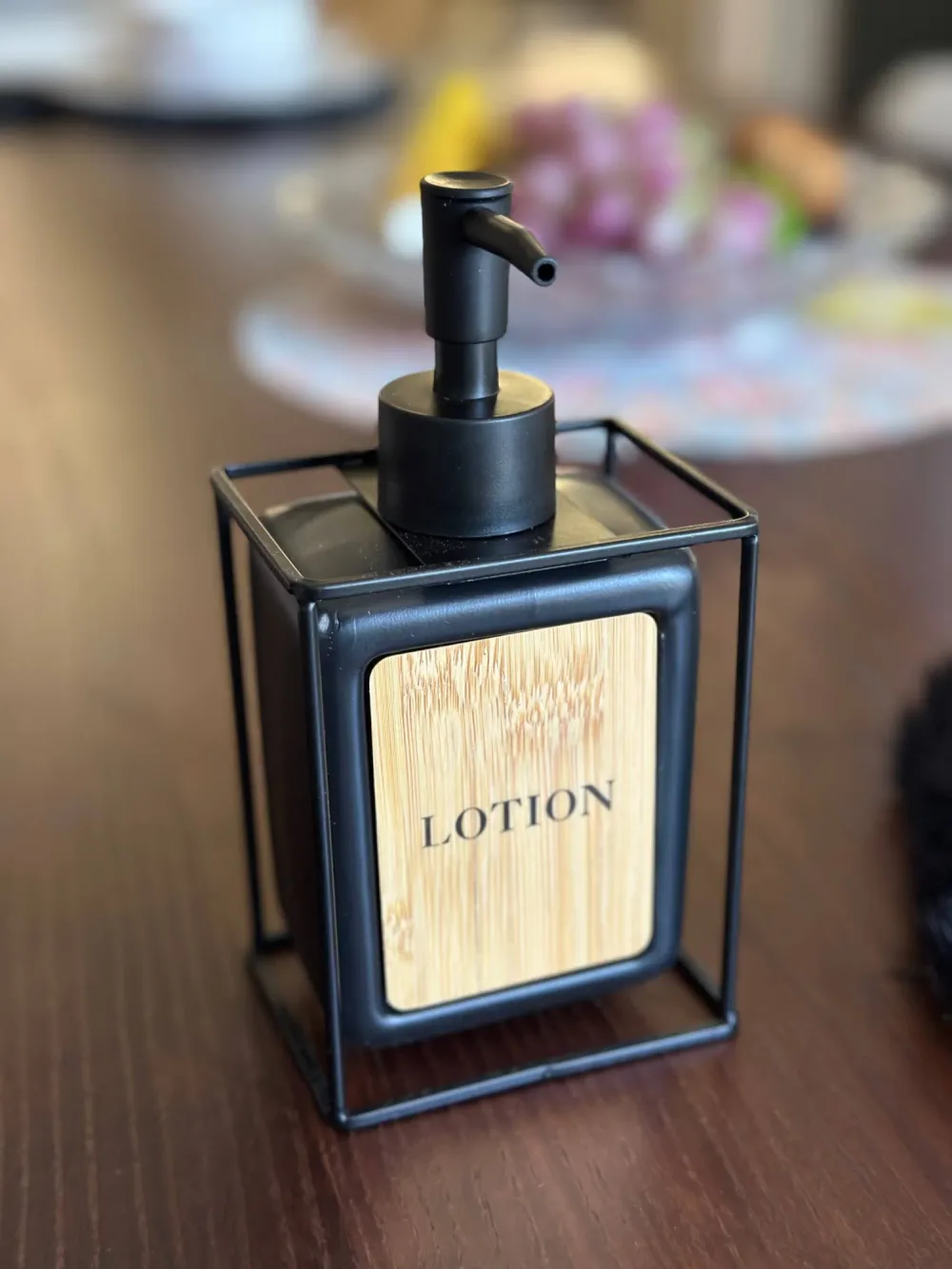 Distributeur de Lotion Style Industriel – Structure Métal & Bois