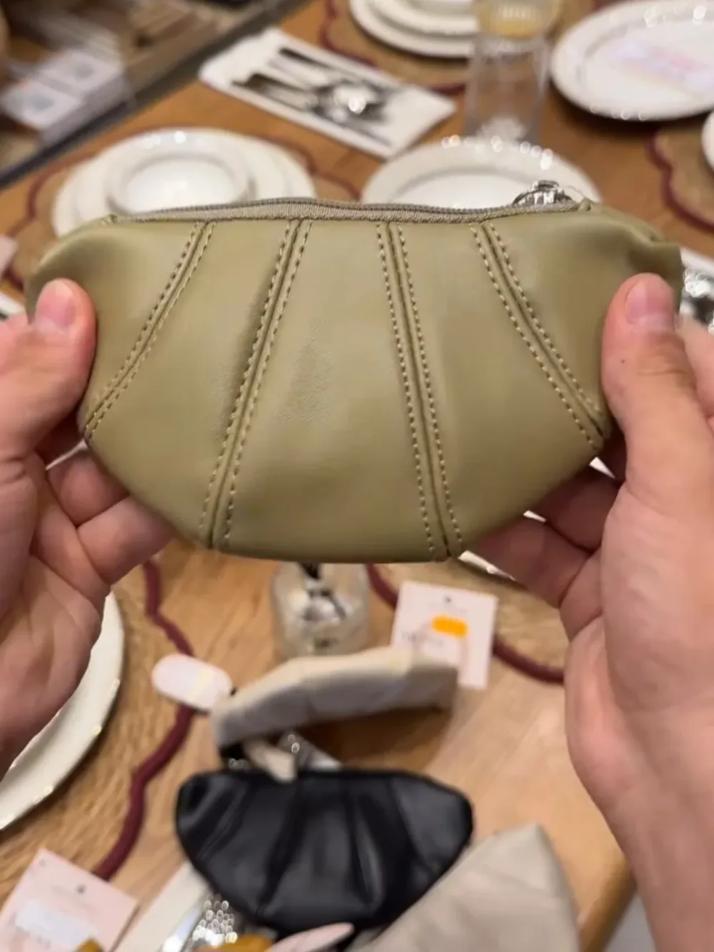 Pochette croissant en cuir plissé