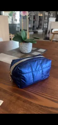 Trousse de Toilette Matelassée Bleue : Élégance et Praticité